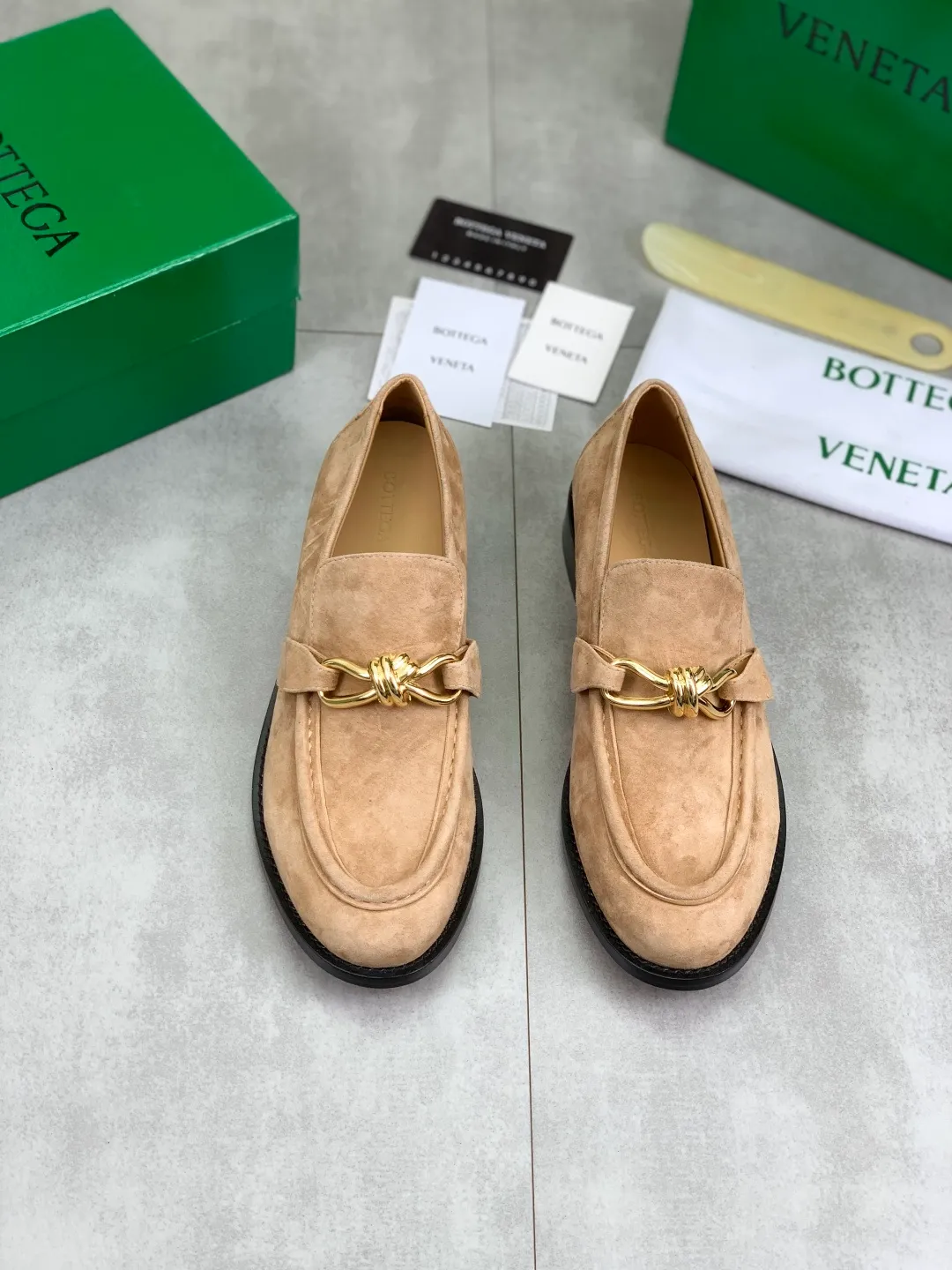 Men's shoes 💰P820 [New model] (genuine leather outsole) water-dyed cow lining 💰High-quality business couple leather shoes 💎💎💎 BOTTEGA VENETA official website synchronizes the latest top version of BV in the market, accept material comparison, shoe type comparison, process comparison, practical and textured, versatile and suitable for any occasion, the more you look at it, the more flavorful it becomes. Purely hand-knitted craftsmanship - Upper material, calfskin imported from Italy 🇮🇹 - High-quality water-dyed cowhide lining - Original private model customized leather outsole -Size: Female 35-39 (40 ordered) Male 39-44 (38 45 can be customized) Color: Multiple colors available
